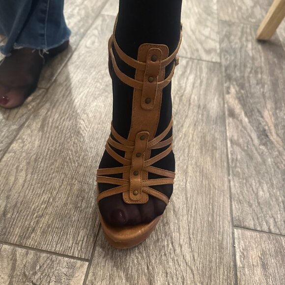 Stuart Weitzman Strappy platform leather sandals with wood heels. Size 9. - Picture 8 of 12